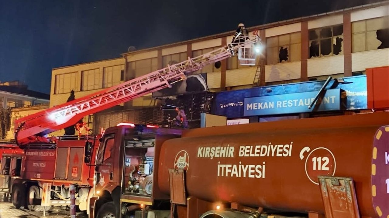 Kırşehir Uzun Çarşı'da hırdavat dükkanında çıkan yangın iş yeri kullanılamaz hale getirdi