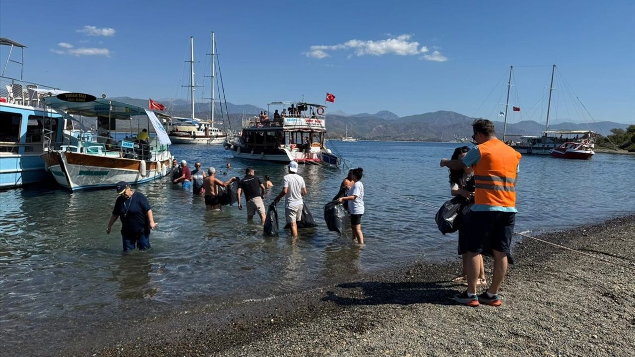 Kızılada'da kıyı temizliği: Gönüllüler yaklaşık 110 kilogram atık topladı