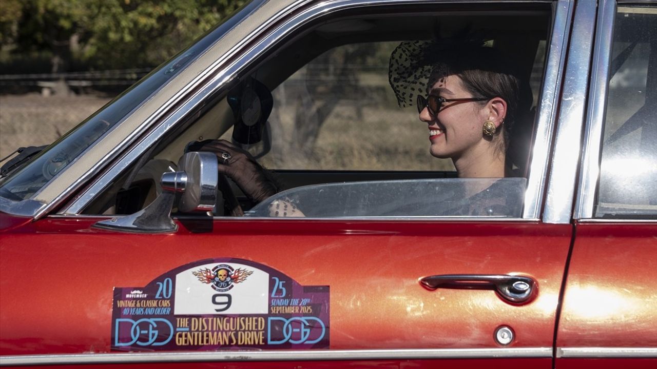 Klasik otomobil tutkunları 'Seçkin Beyefendiler Sürüşü'nde Ankara'dan Sivrihisar'a konvoy oluşturdu