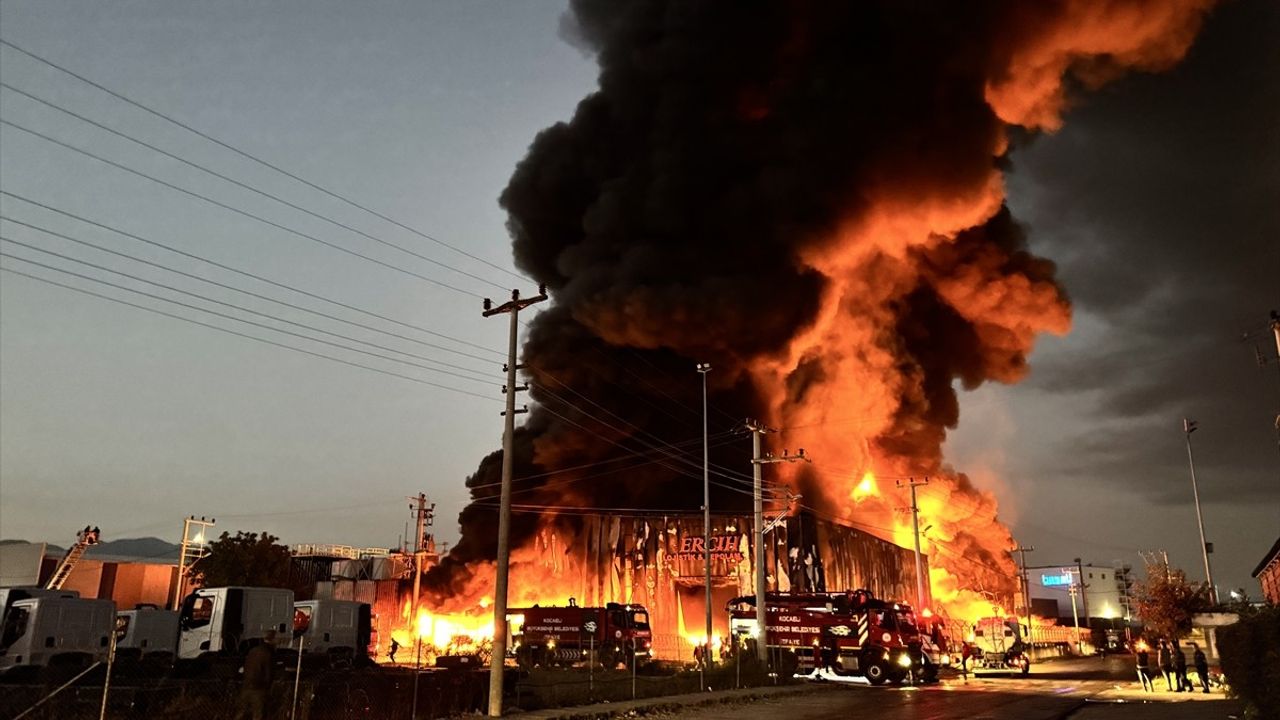 Kocaeli Başiskele'de lojistik deposunda çıkan yangın kontrol altına alındı