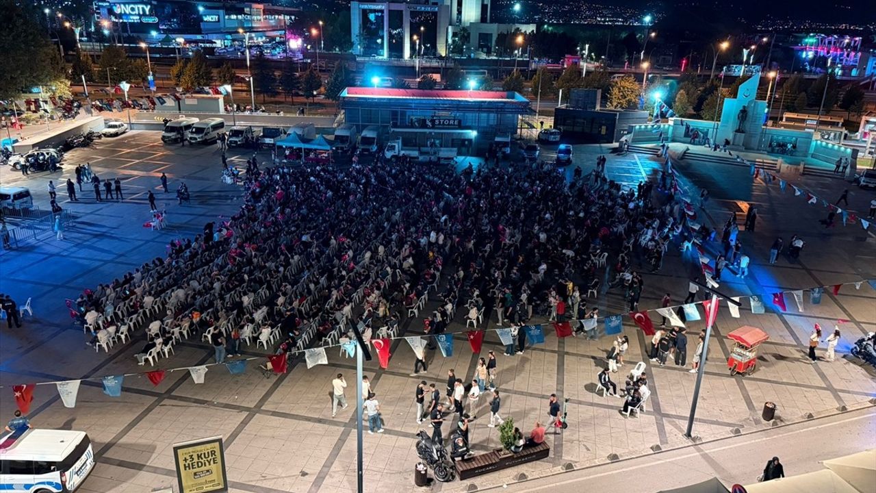 Kocaeli'de EuroBasket 2025 Finali Kent Meydanı'nda Dev Ekrandan İzlendi