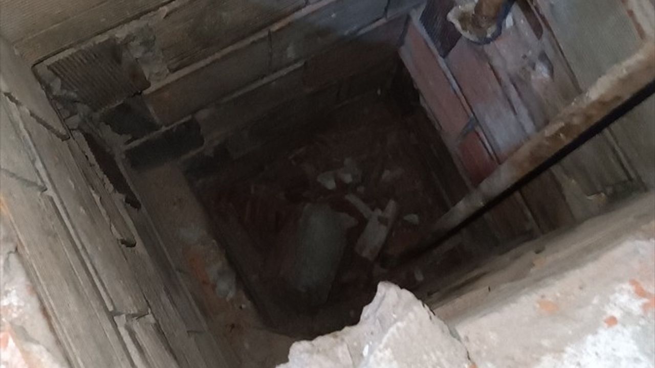 Kocaeli'de havalandırma boşluğuna düşen kişi itfaiye ekiplerince ev duvarı yıkılarak kurtarıldı