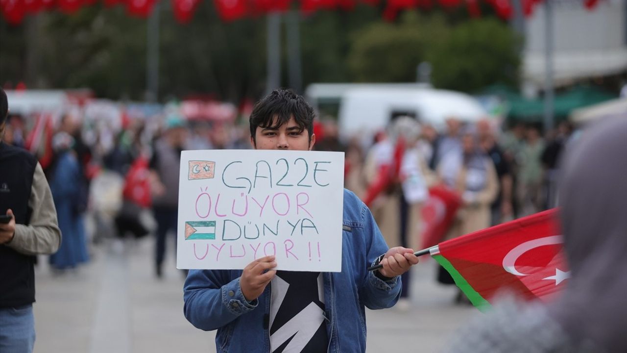 Kocaeli'de Küresel Sumud Filosu'na Destek Yürüyüşü: Kent Meydanı'nda Dayanışma