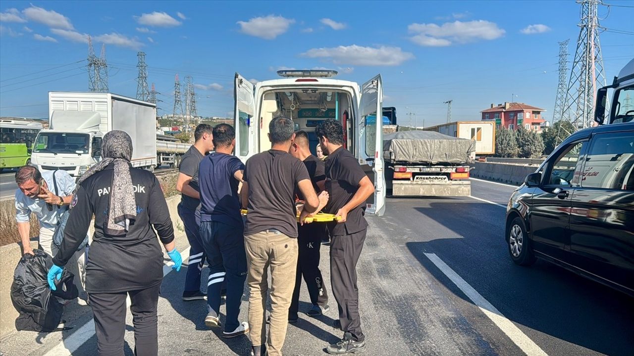 Kocaeli'de otomobil devrildi: 3 kişi yaralandı, polis çekiciyi arıyor