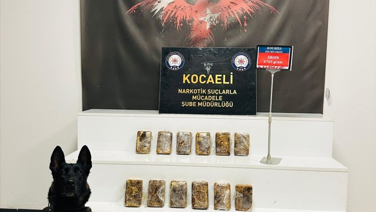 Kocaeli Körfez'de yolcu otobüsünün bagajında 6 kilo 765 gram eroin ele geçirildi