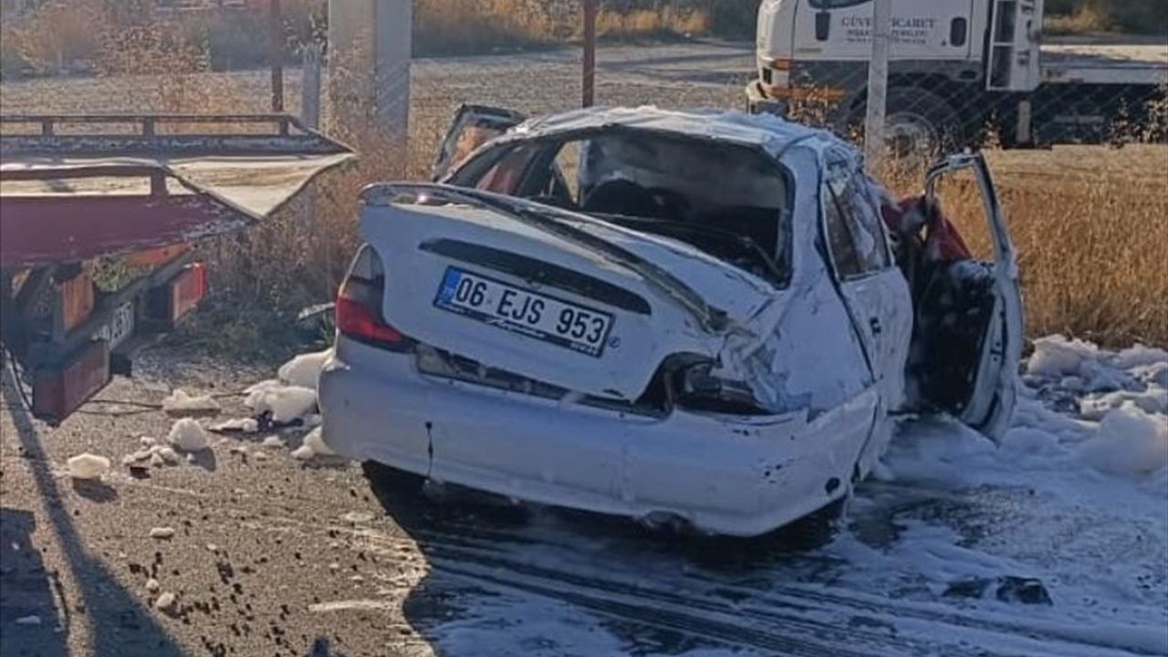 Konya'da otomobil refüje çarparak devrildi: 5 kişi yaralandı