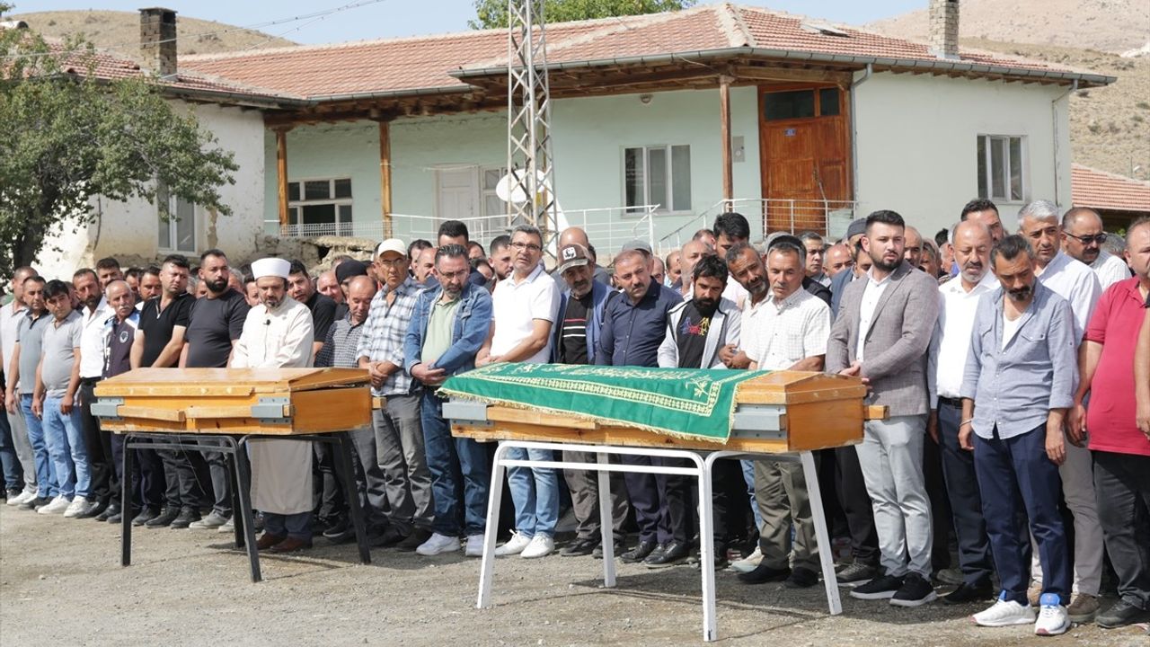 Konya Halkapınar'da trafik kazasında yaşamını yitiren 3 yaşındaki ikiz kardeşler defnedildi