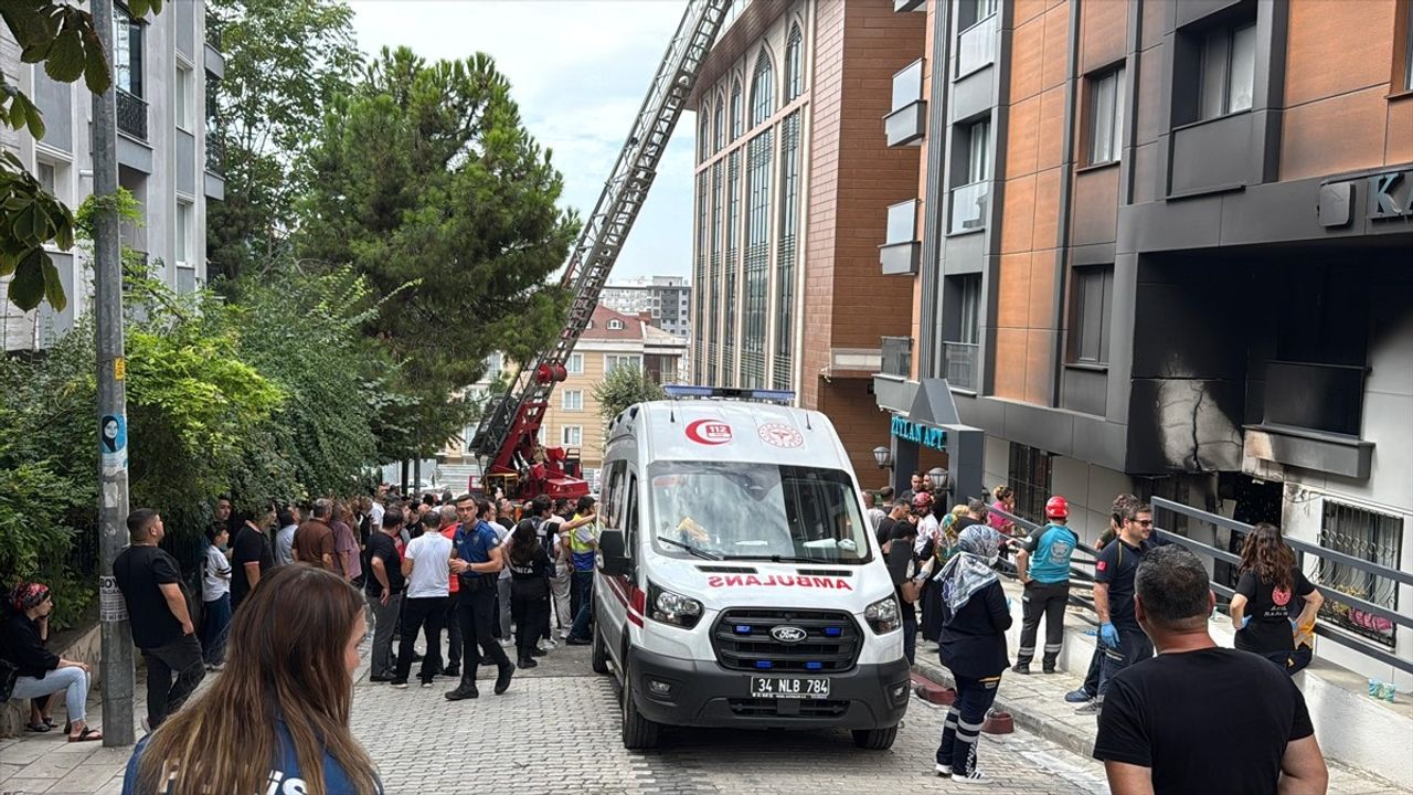 Küçükçekmece'de 5 katlı binada elektrik panosu yangını: 1 ölü, 5 yaralı