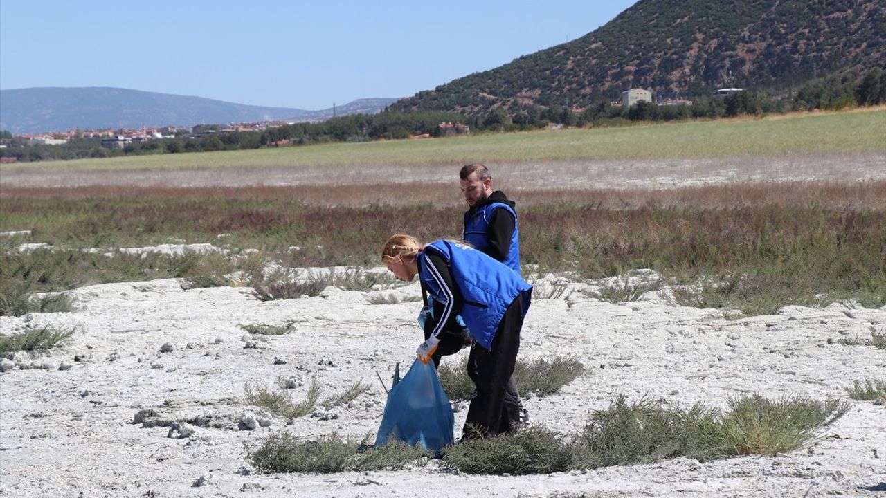 Kuruma tehdidi altındaki Burdur Gölü çevresi Dünya Temizlik Günü'nde gönüllülerce temizlendi