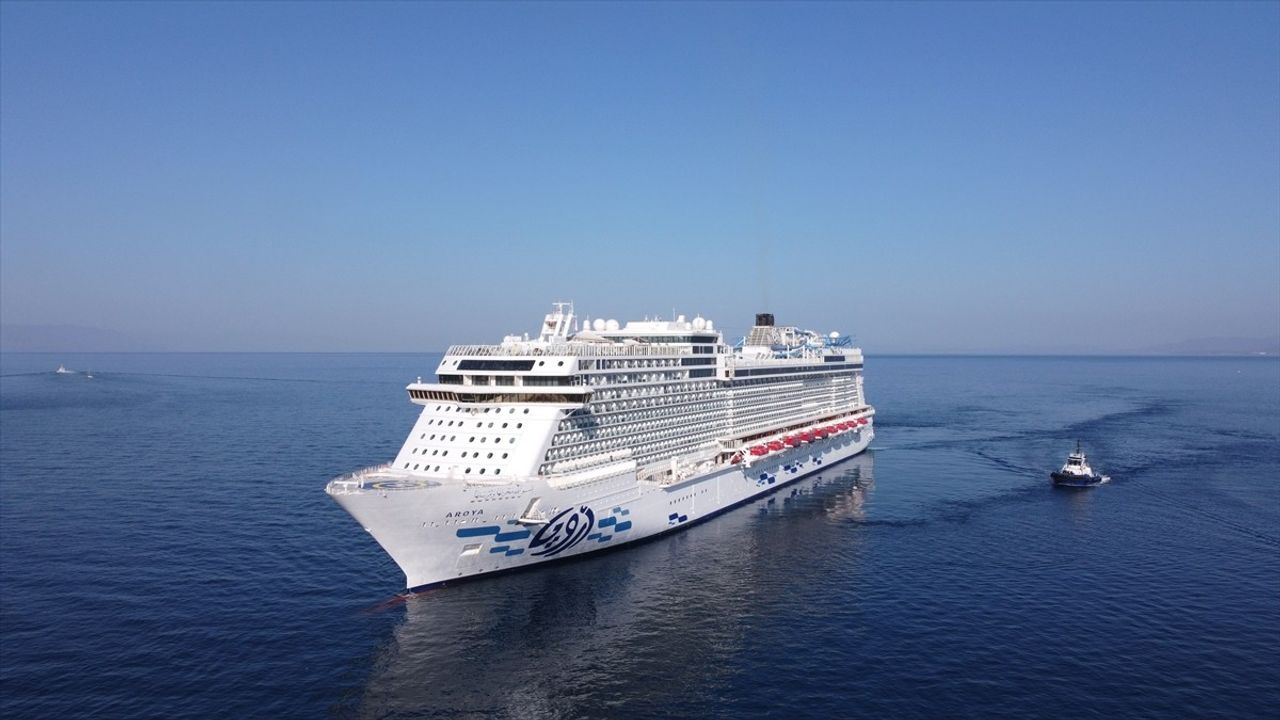 Kuşadası'nda 3 kruvaziyerle 4 bin 170 turist ağırlandı