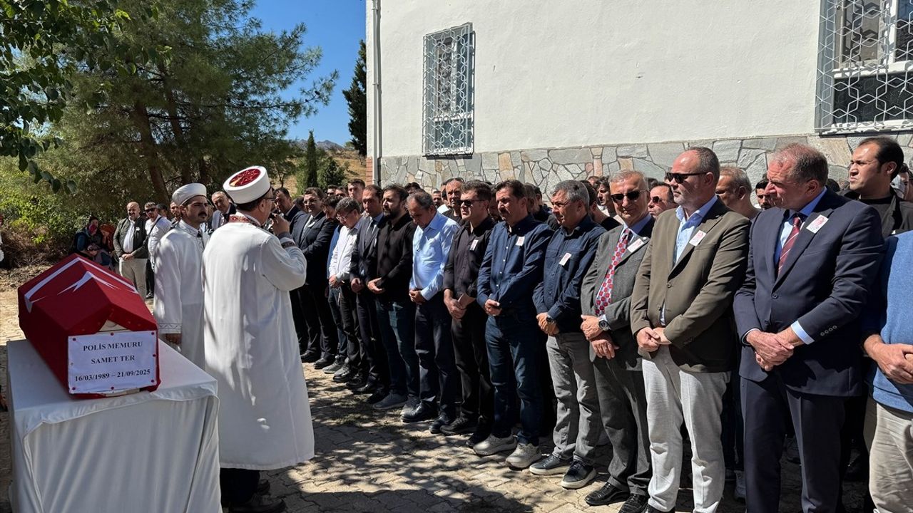 Kütahya'daki trafik kazasında yaşamını yitiren polis memuru Samet Ter, Uşak'ta toprağa verildi