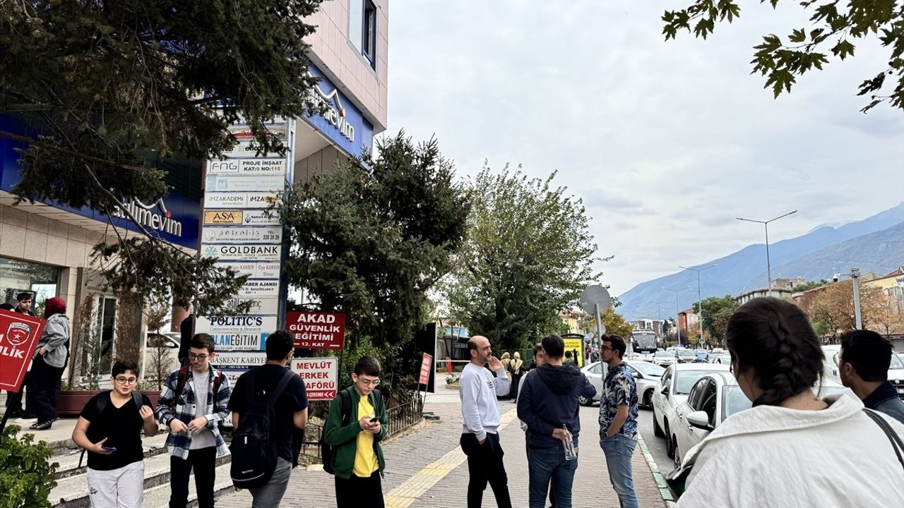 Kütahya Simav'da saat 12.59'da 5,4 büyüklüğünde deprem