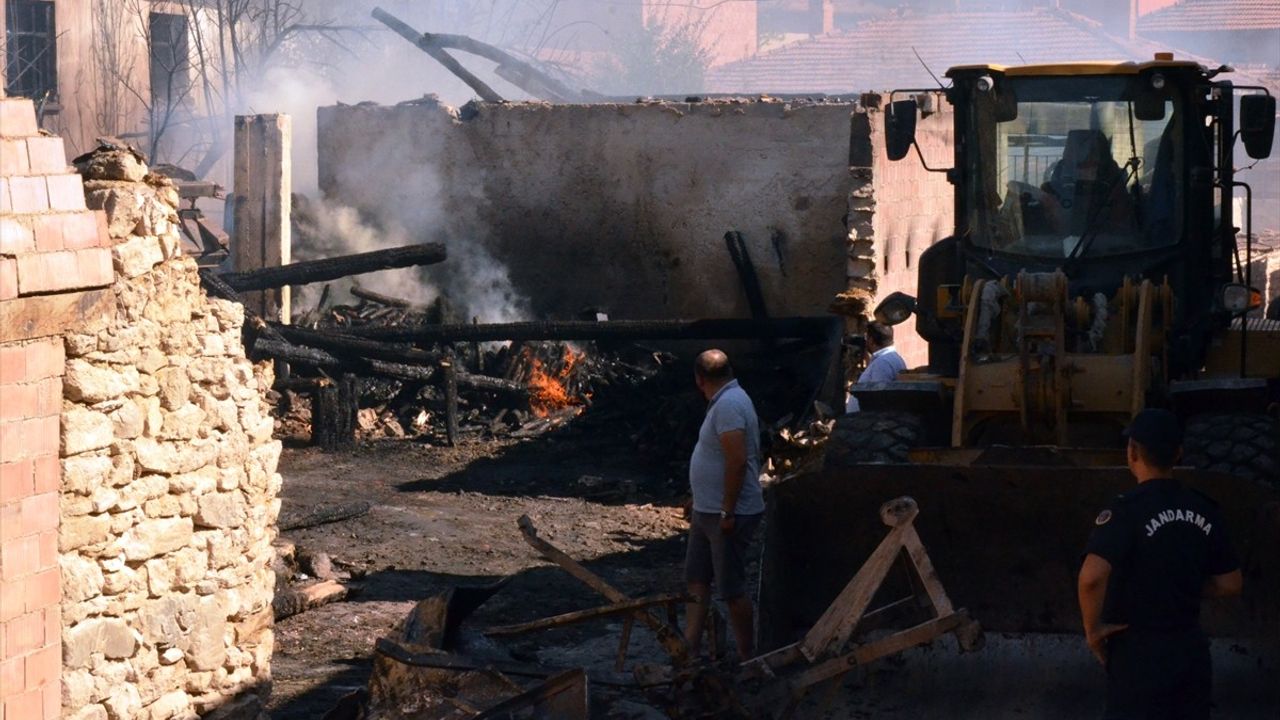 Kütahya Tavşanlı'da otomobil yangını 3 evi kullanılamaz hale getirdi