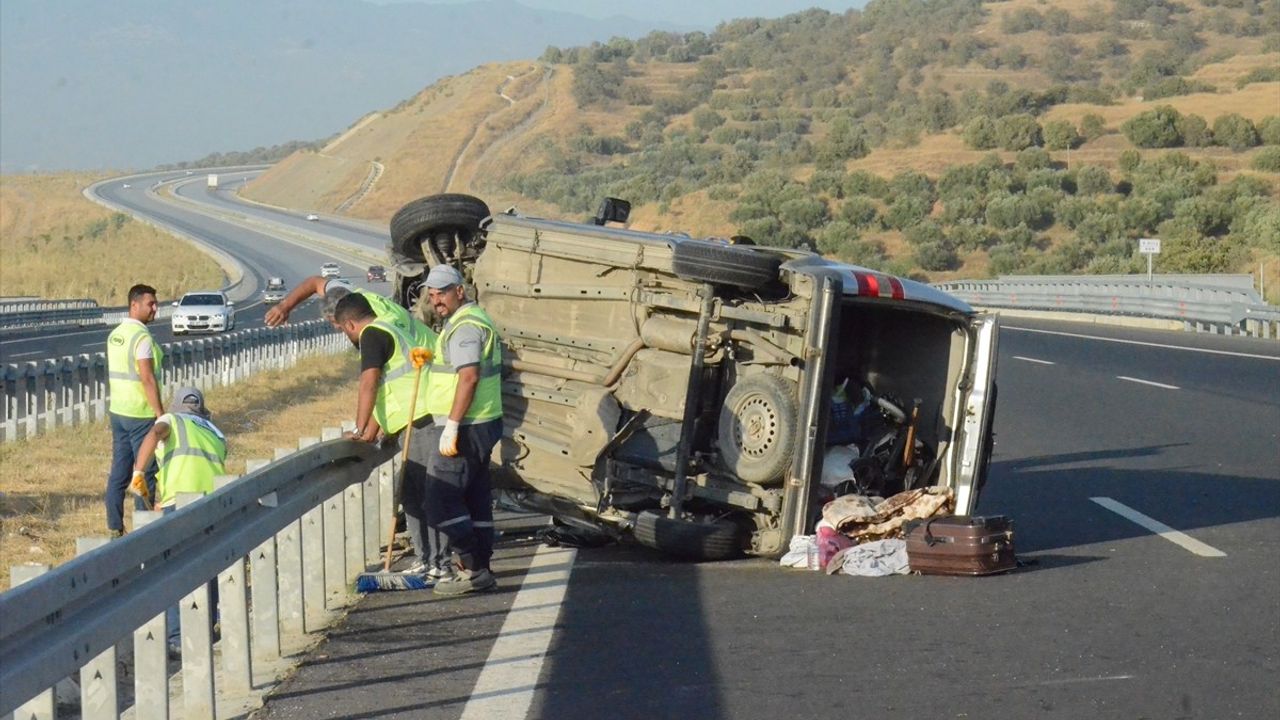 Kuyucak'ta minibüs bariyere çarpıp devrildi: Aynı aileden 1 ölü, 2 yaralı