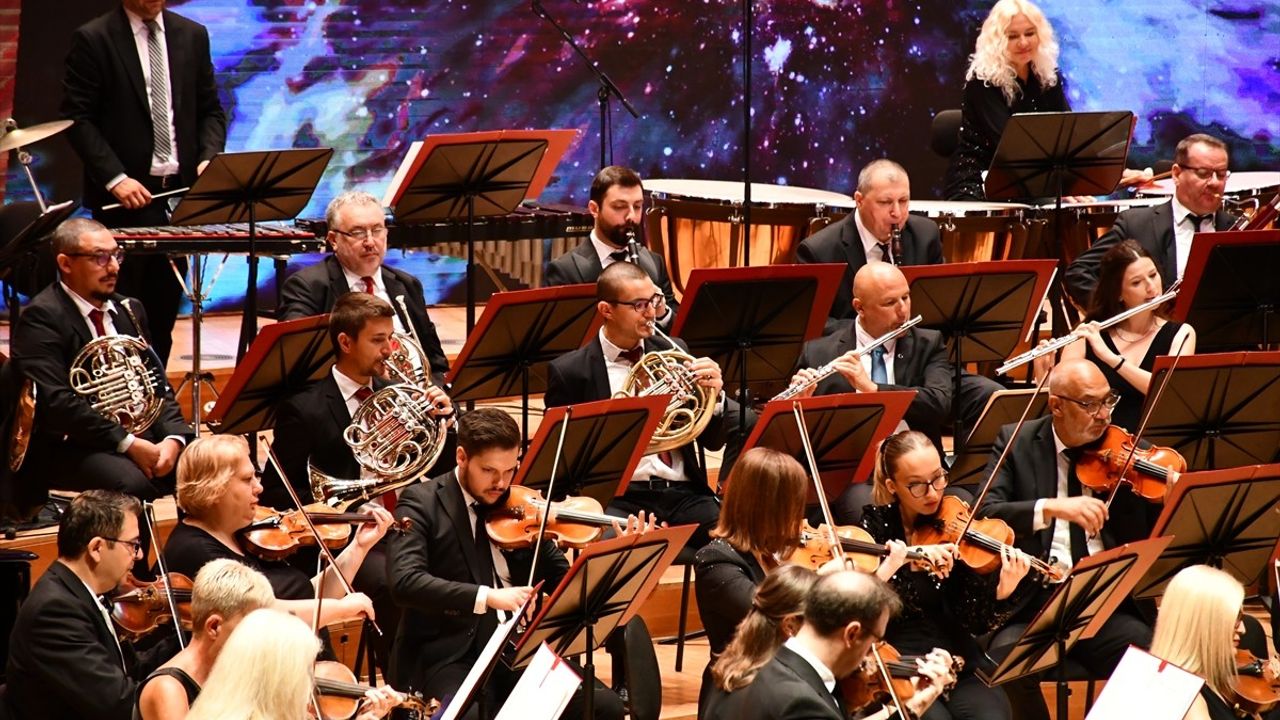 Kuzey Makedonya, Bağımsızlığının 34. Yılını Üsküp'te Törenle Kutladı