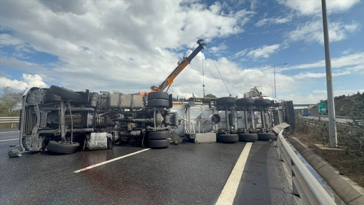 Kuzey Marmara Otoyolu Riva'da Devrilen Tır Sürücüsü Yaralandı, Trafikte Aksamalar Yaşandı