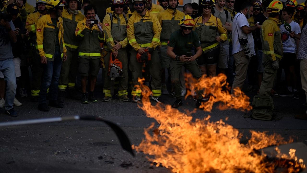 Madrid'de süresiz grevdeki orman itfaiyecileri Maliye Bakanlığı önünde protesto düzenledi