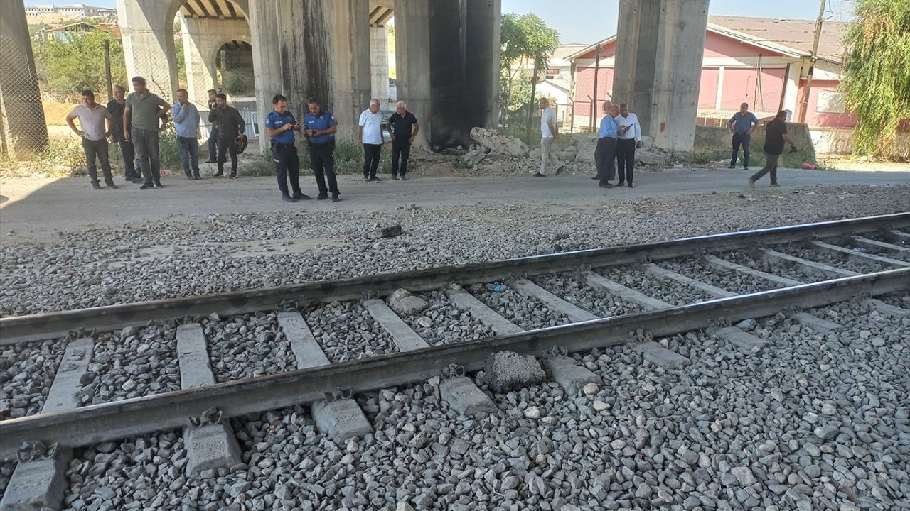 Malatya'da hemzemin geçitte yük treninin çarptığı otomobil sürücüsü ağır yaralandı