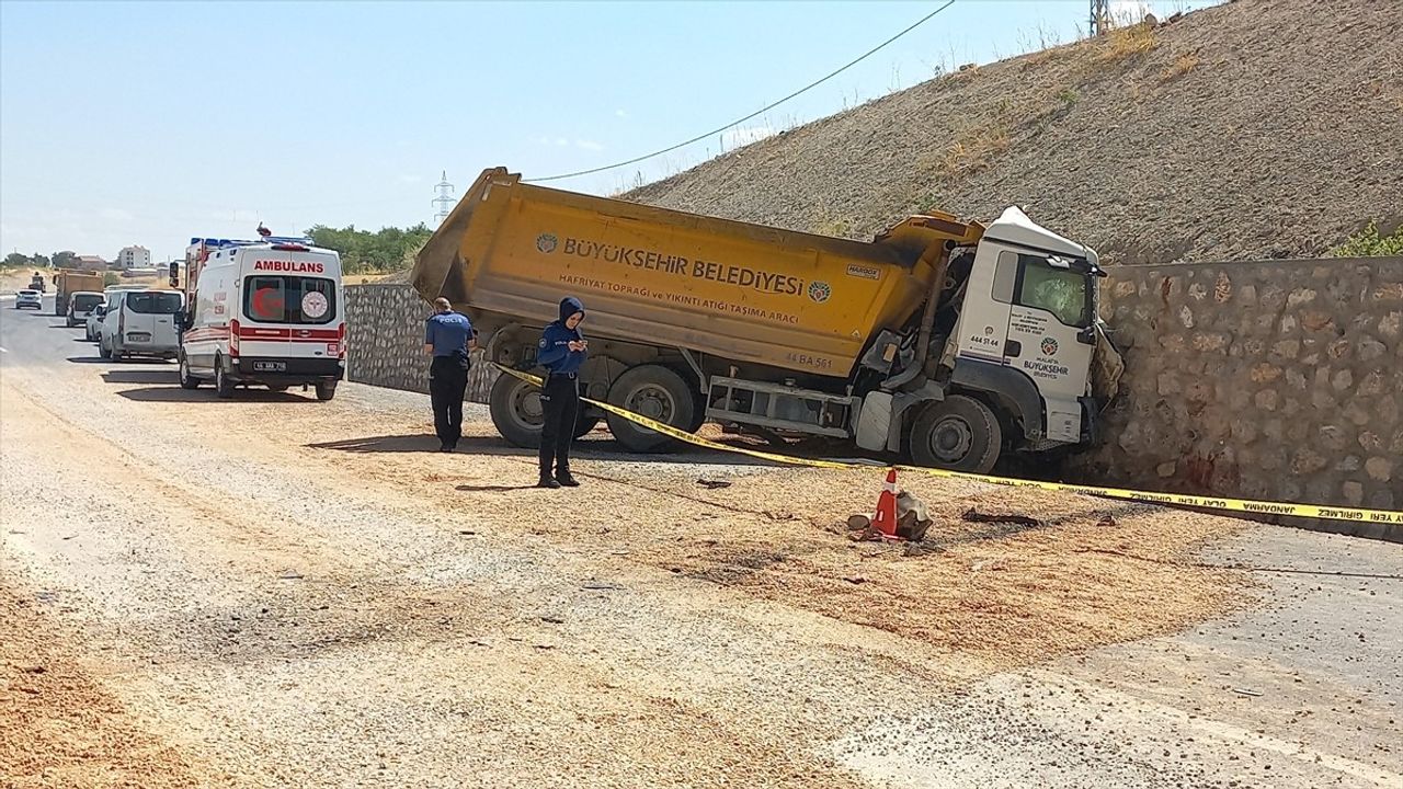 Malatya'da kamyon istinat duvarına çarptı: sürücü Erkan Karadağ yaşamını yitirdi