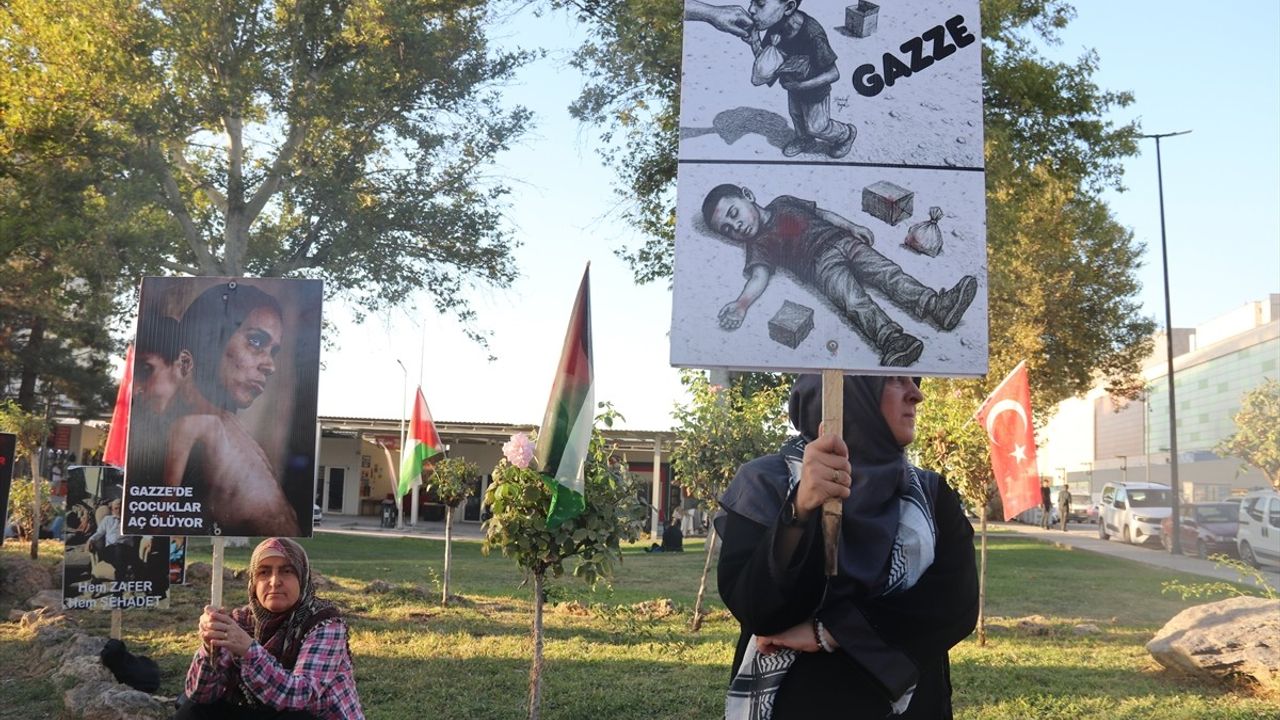 Malatya'da öğretmenler 1,5 yıldır Gazze için günde bir saat 'sessiz eylem' düzenliyor