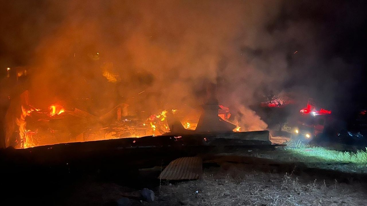 Malatya Hekimhan'da Çıkan Yangında 3 Ev Kullanılamaz Hale Geldi