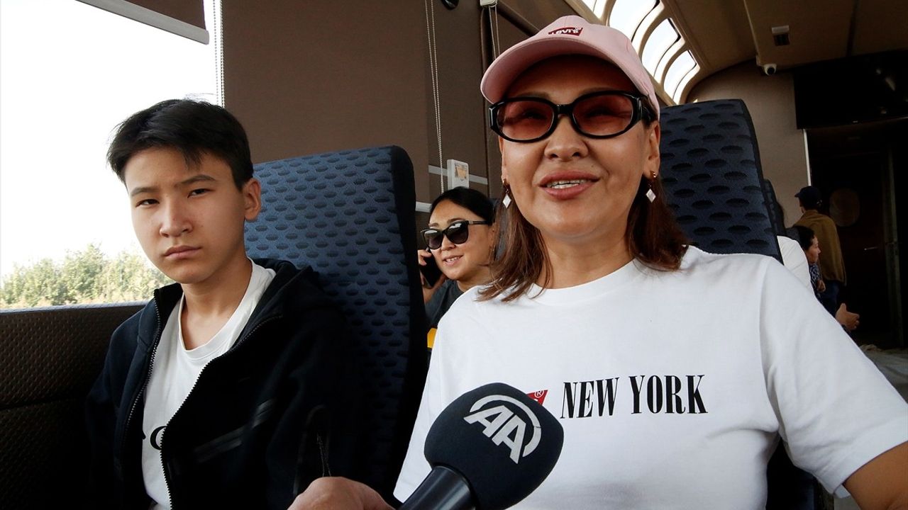 Manas Üniversitesi 30. yıl etkinliği: Bişkek'ten Balıkçı'ya trenle Issık Göl gezisi