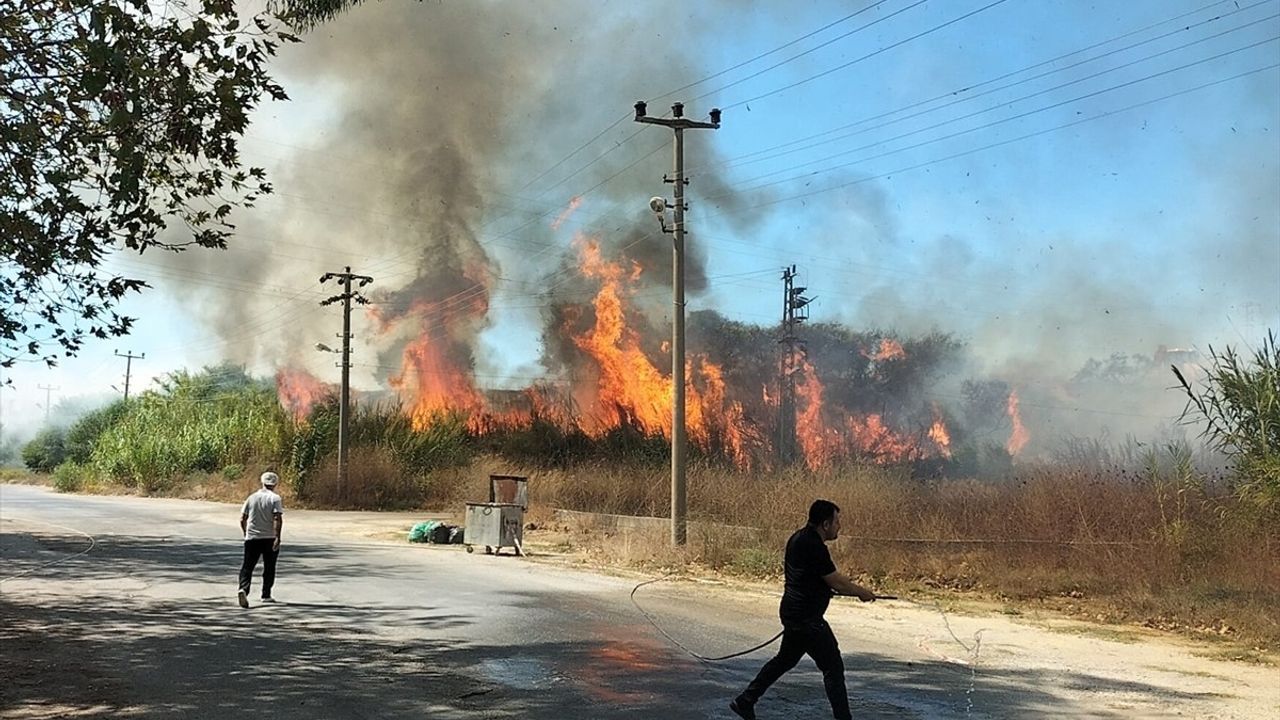 Manavgat Kumköy'de Sazlık Alanda Çıkan Yangın Söndürüldü