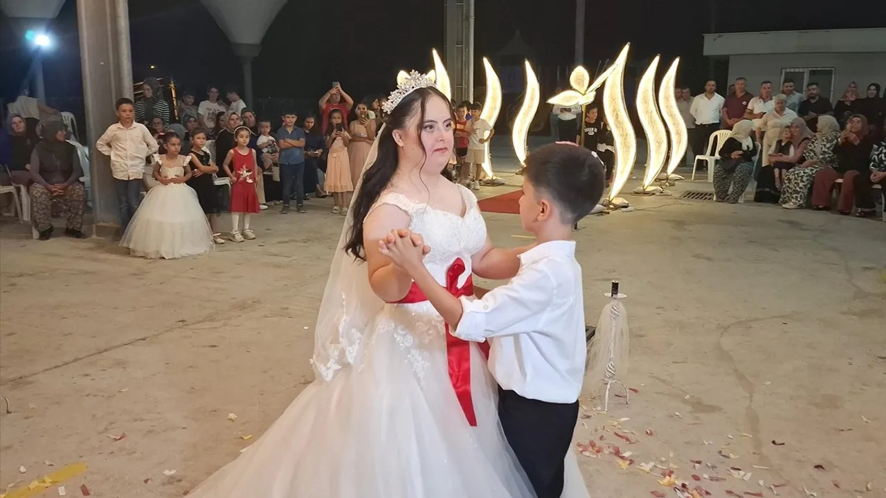 Manavgat'ta 21 yaşındaki Down sendromlu Gülsüm Çayır'ın düğün hayali annesi tarafından gerçekleştirildi