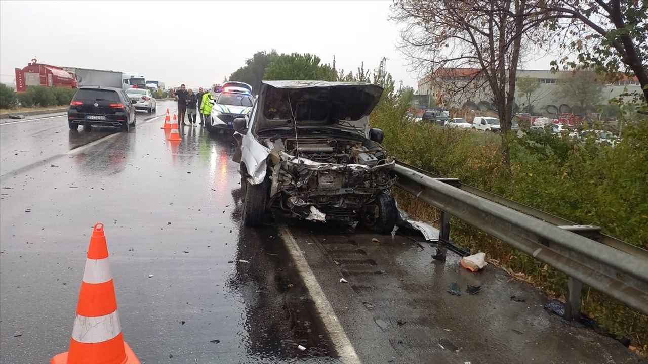 Manisa'da zincirleme trafik kazası: 1 ölü, 2 yaralı