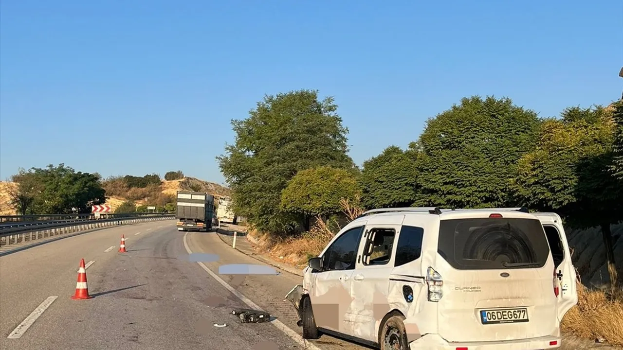 Manisa Kula'da yol kenarında lastik değiştirirken kamyonetin çarpması sonucu çift yaşamını yitirdi
