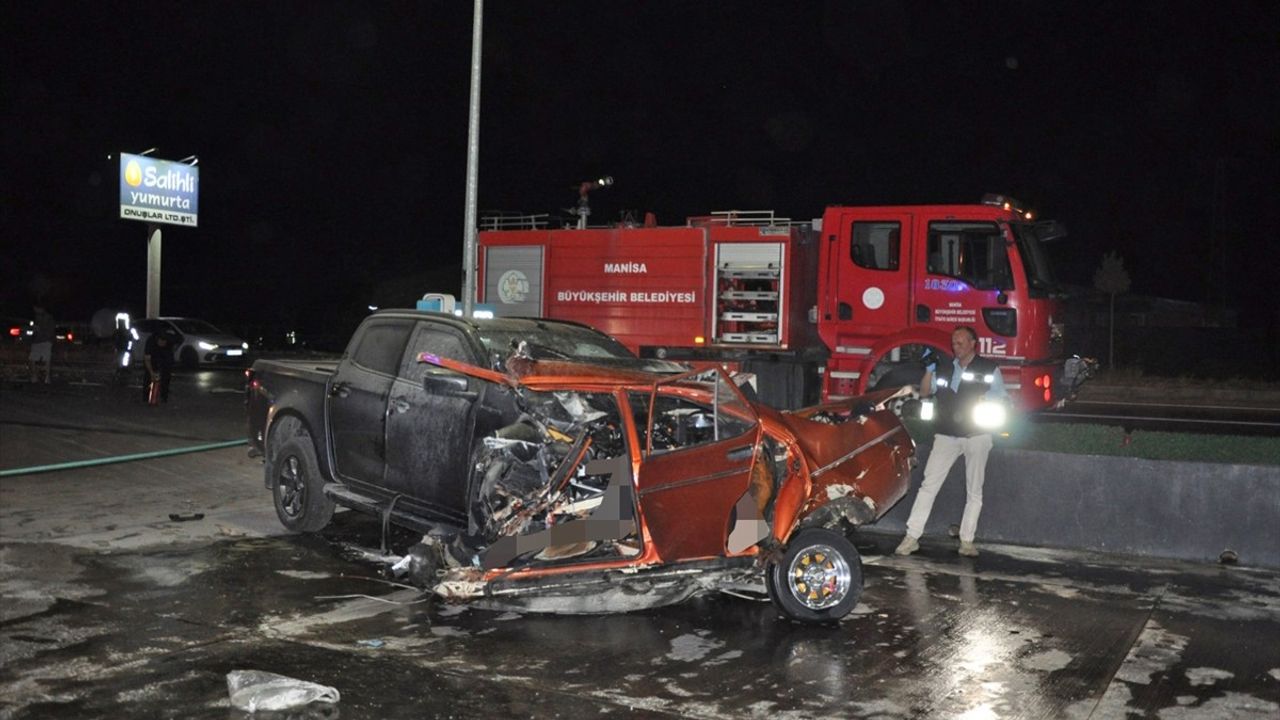 Güncelleme: Manisa Salihli'de kamyonetle otomobil çarpıştı: 5 ölü, 6 yaralı
