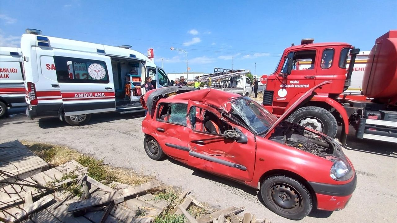 Manisa Şehzadeler'de zincirleme trafik kazası: 3 kişi yaralandı