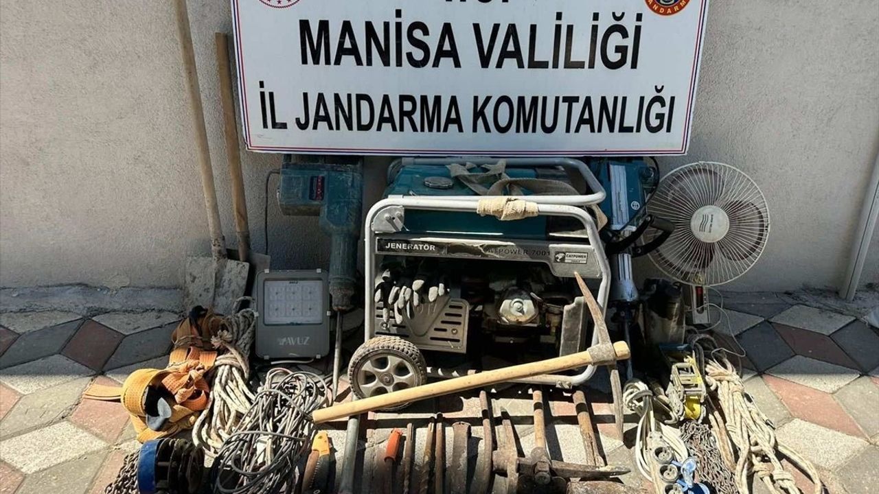 Manisa Soma'da jandarma kaçak kazı operasyonunda 10 şüpheli suçüstü yakalandı