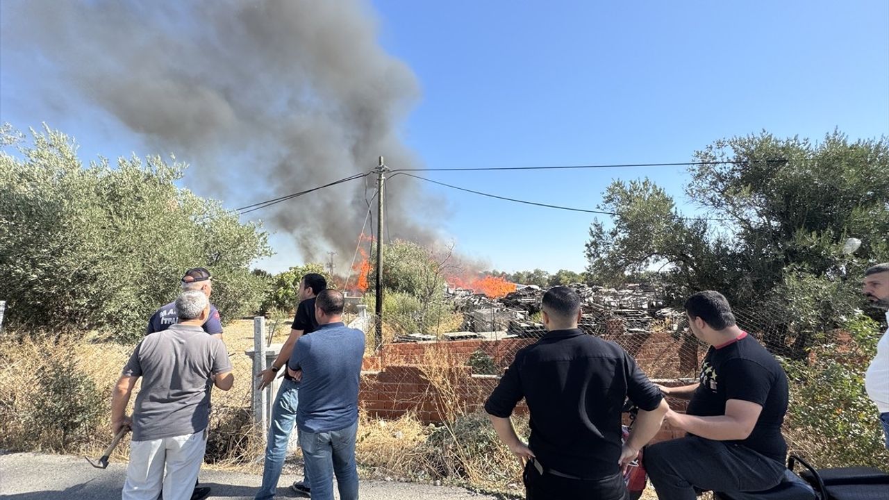 Manisa Yunusemre'de palet fabrikasında yangın: ekipler müdahale ediyor