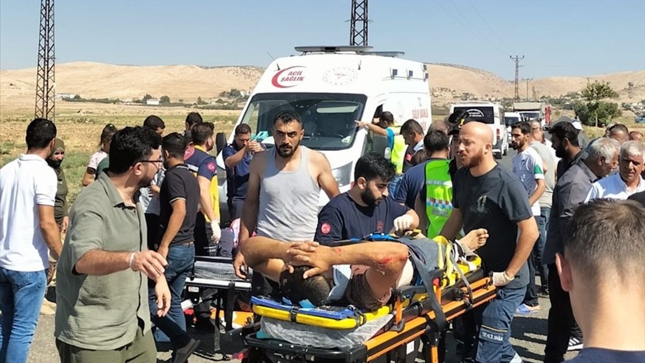 Mardin Artuklu'da motosiklet ile hafif ticari araç çarpıştı: 1'i çocuk 4 yaralı