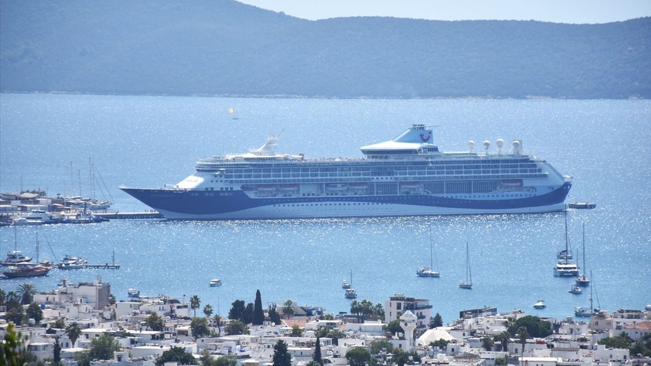 Marella Discovery 2 Bodrum'a geldi: 1809 yolcu ve 733 personelle Bodrum Cruise Port'ta