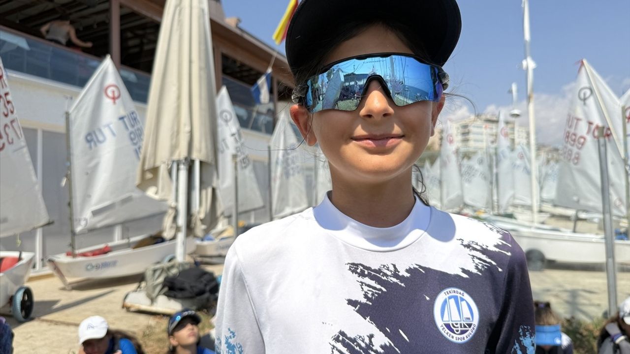 Marmara'da rüzgar eksikliği: Yelkenciler ikinci günü kitap okuyarak geçirdi