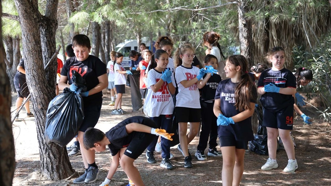 Marmaris'te Uluslararası Kıyı Temizleme Günü kapsamında deniz ve kıyı temizliği