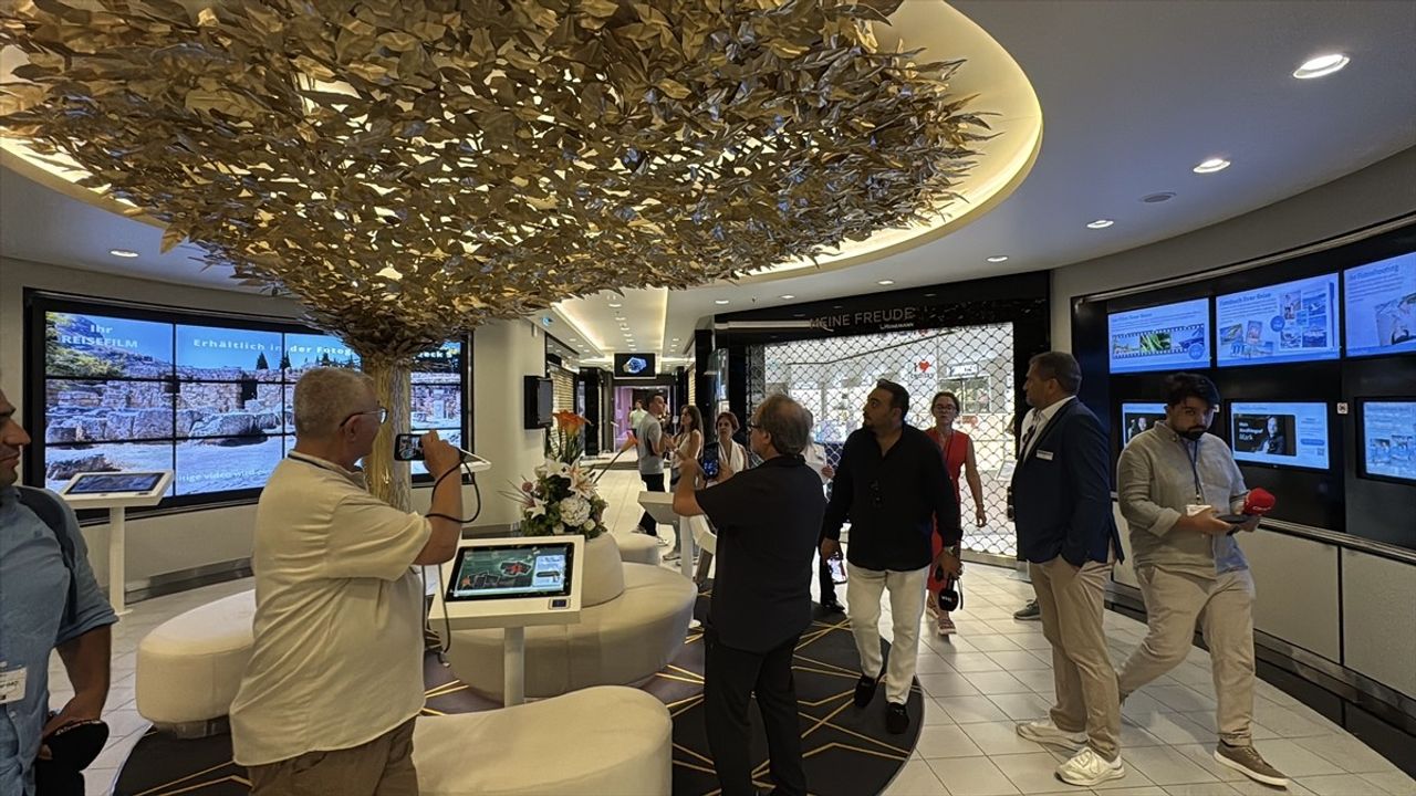 Mein Schiff 5 Bodrum'a 2 bin 545 yolcuyla geldi; TUI CEO Sebastian Ebel basınla buluştu