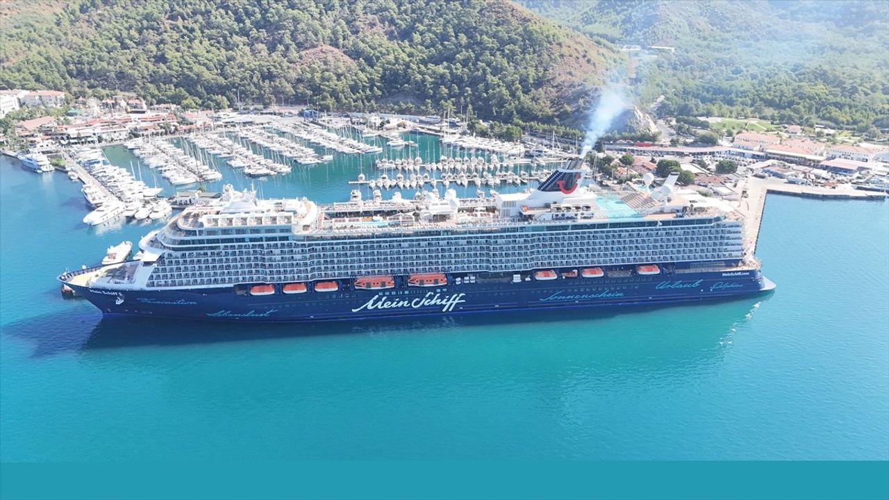 Mein Schiff 5, Marmaris Limanı'na 2 bin 600 yolcu ve 910 personelle demirledi