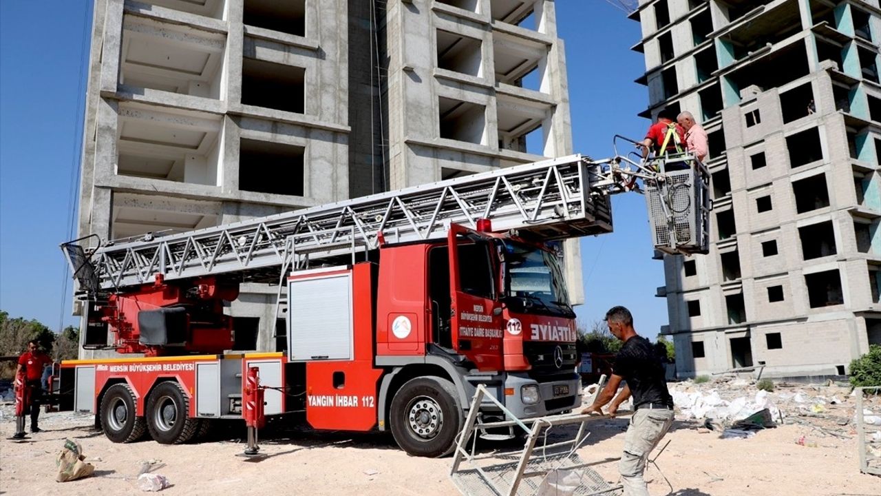 Mersin'de 13. kattaki iskelede mahsur kalan 2 işçi itfaiye tarafından kurtarıldı