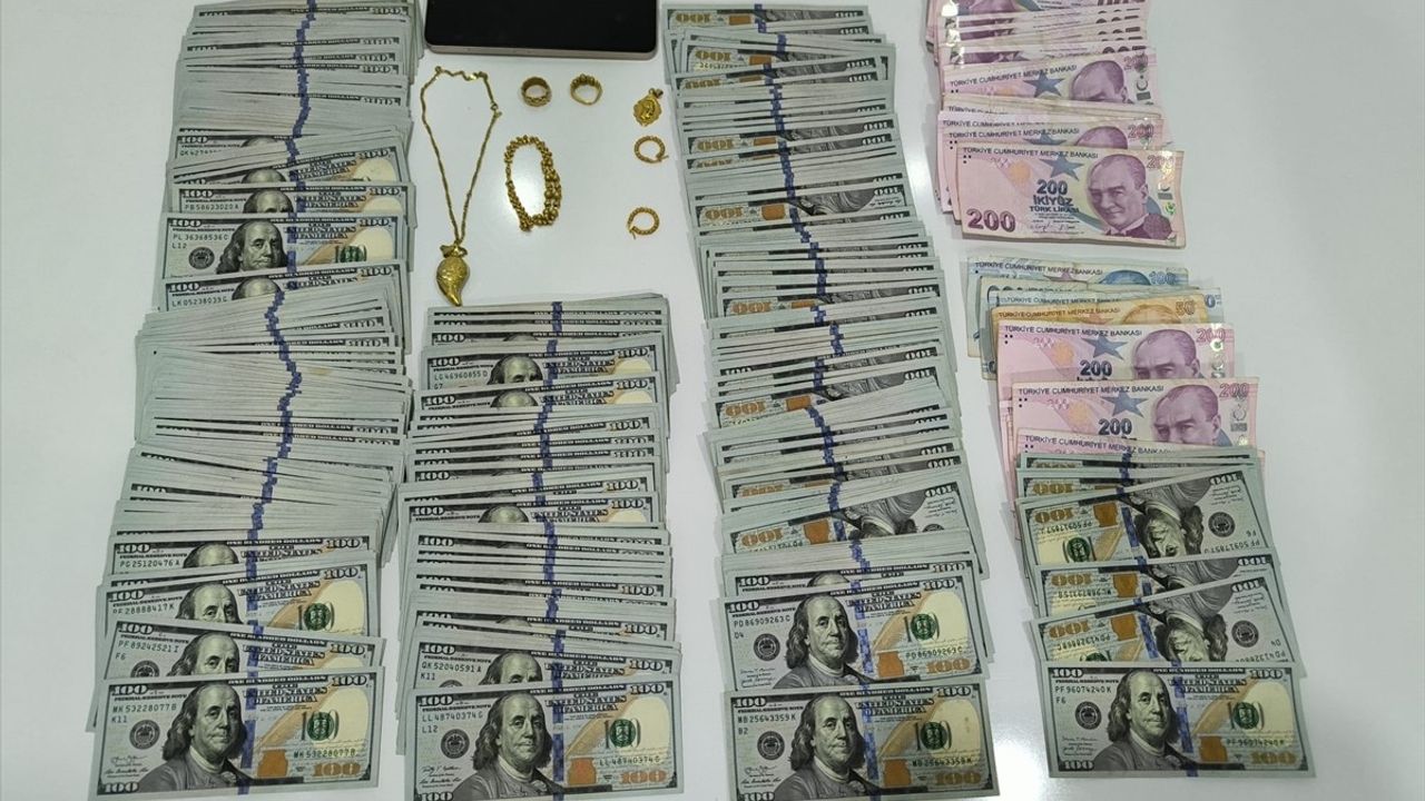 Mersin'de kendilerini polis ve savcı olarak tanıtıp dolandırdıkları iddia edilen 4 kişiden 3'ü tutuklandı