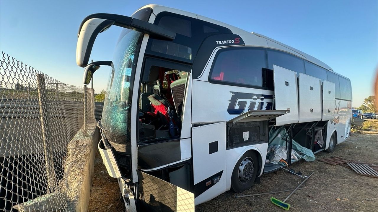 Mersin'de TAG Otoyolu'nda yolcu otobüsünün refüje çarpması: 4 yaralı