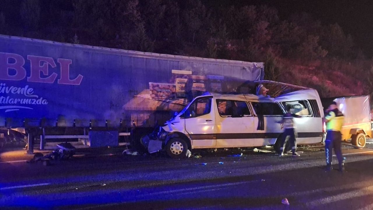 Mersin'de tarım işçilerini taşıyan minibüs tıra çarptı: 3 ölü, 16 yaralı