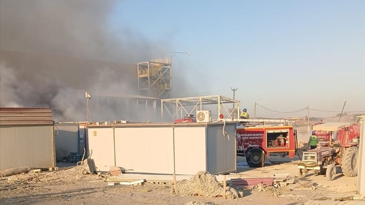 Mersin'in Tarsus ilçesinde fabrika konteynerlerinde çıkan yangın söndürüldü