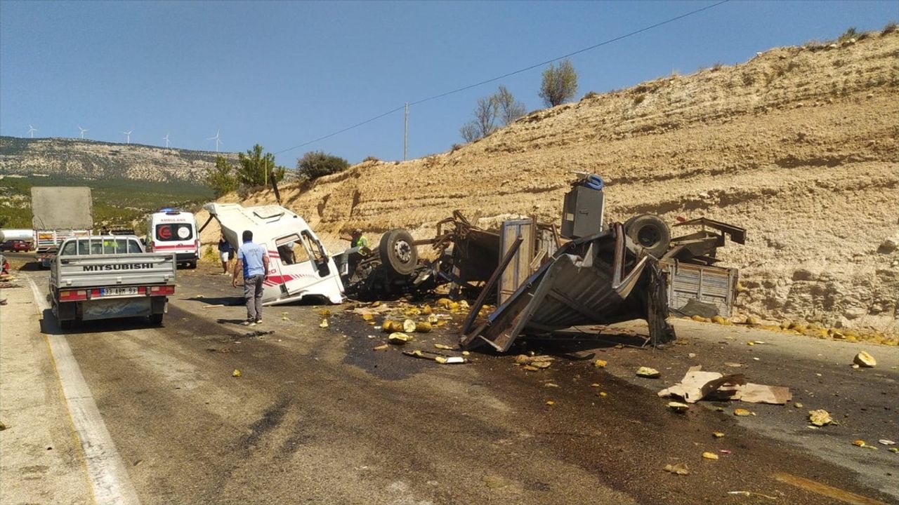 Mersin Mut'ta tırın yolcu otobüsüne çarpması: 3 ölü, 7 yaralı