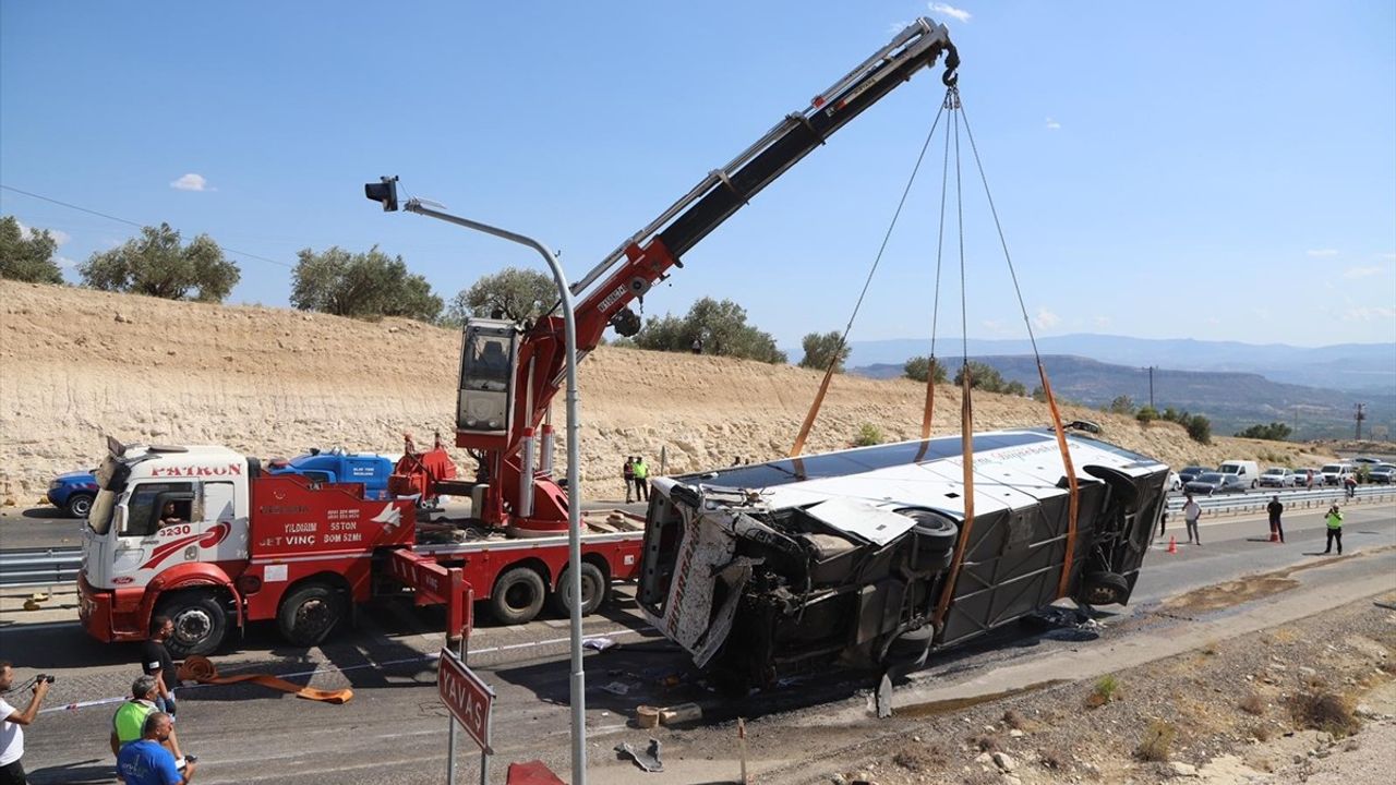 Mersin Mut'ta tırın yolcu otobüsüne çarpması: 3 ölü, 7 yaralı