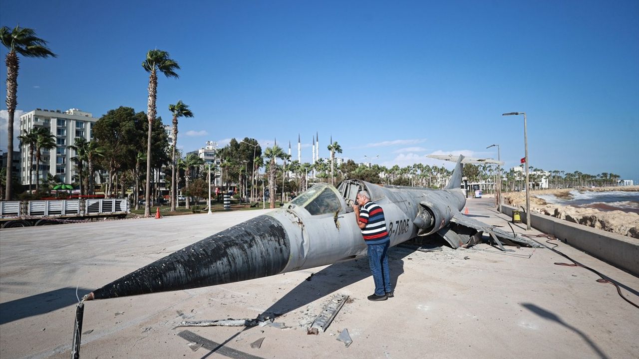 Mersin sahilindeki CF-104 Starfighter uçağı korozyon nedeniyle söküldü
