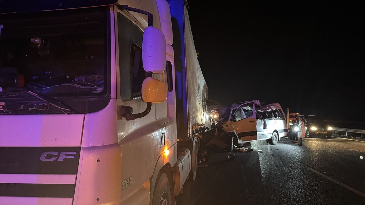 Mersin Tarsus'ta minibüs ile tır kazası: 3 ölü, 16 yaralı; minibüs sürücüsü tutuklandı