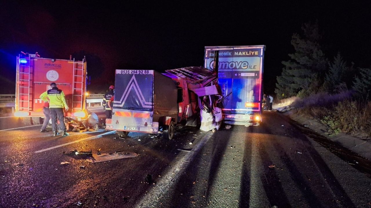 Mersin Tarsus'ta tarım işçilerini taşıyan minibüs tıra çarptı: 3 ölü, 16 yaralı